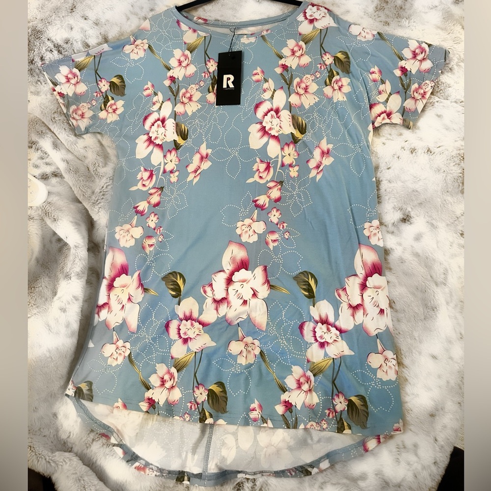 5/$25 🛒 NWT Short Sleeve Floral Top / Tunic Size Small